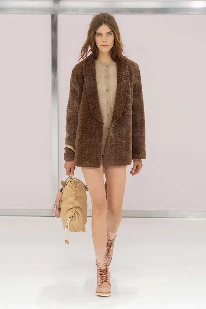 Fendi Spring/Summer 2025: Boudoir Spirit Meets Art Deco Elegance - A Dialogue Between Day and Evening Wear - Image 4