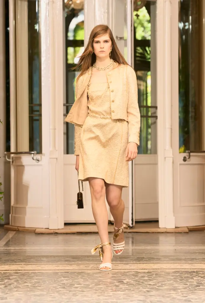 Chanel Cruise Collection 2025 Dazzles at Lake Como - Floral and Natural Inspiration - Image 6