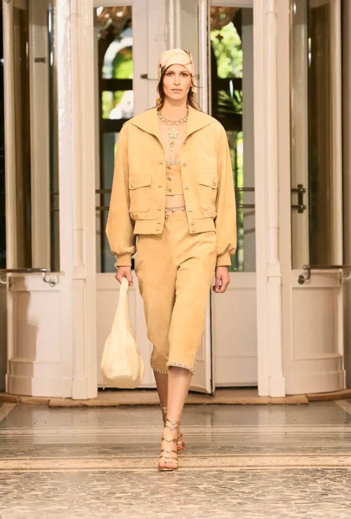 Chanel Cruise Collection 2025 Dazzles at Lake Como - Floral and Natural Inspiration - Image 4