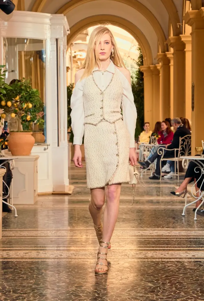 Chanel Cruise Collection 2025 Dazzles at Lake Como - Floral and Natural Inspiration - Image 2