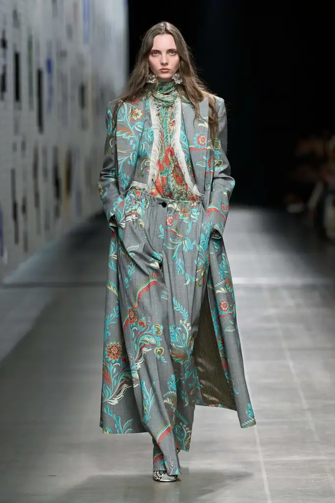 Etro Fall/Winter 2025/26: a Modern Goddess Reborn - Image 5