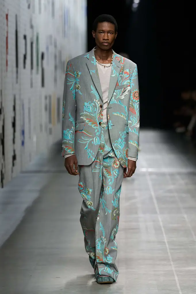 Etro Fall/Winter 2025/26: a Modern Goddess Reborn - Image 4