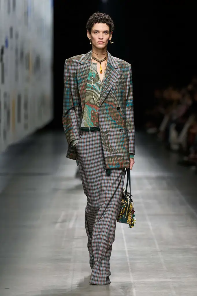 Etro Fall/Winter 2025/26: a Modern Goddess Reborn - Image 6