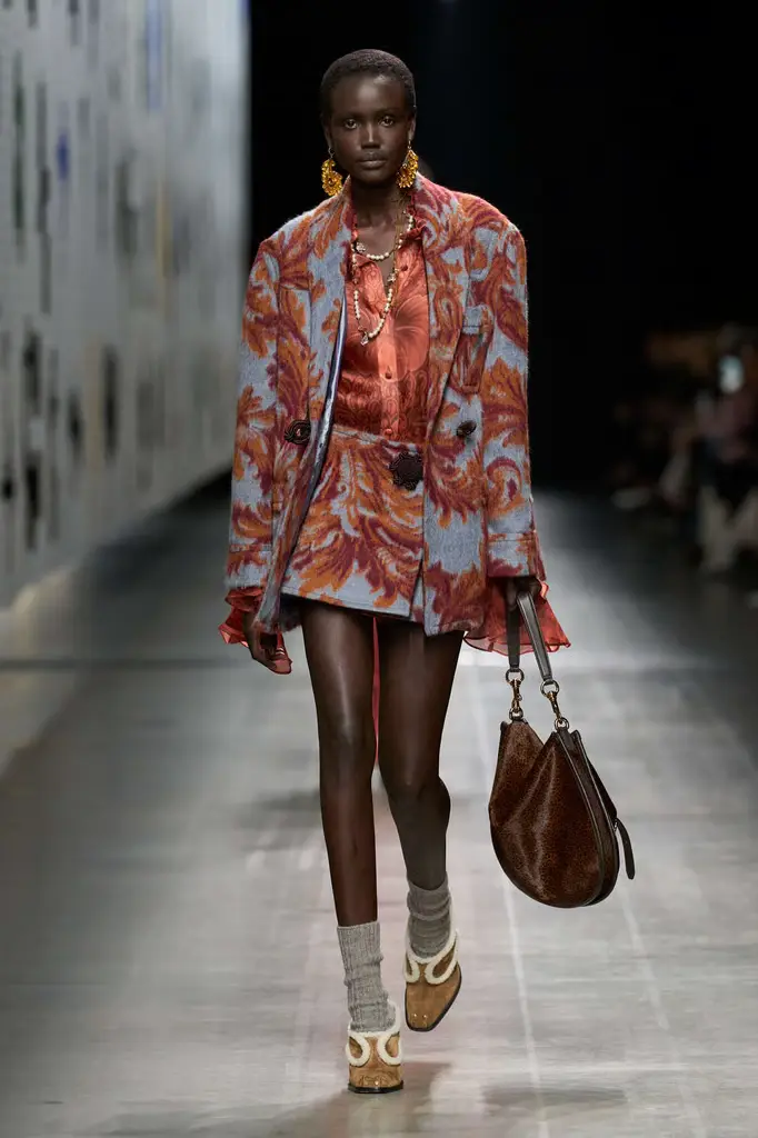 Etro Fall/Winter 2025/26: a Modern Goddess Reborn - Image 8