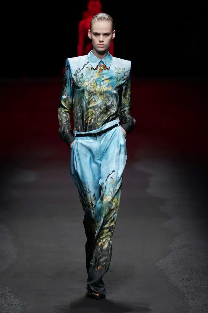 Milan Fashion Week: Roberto Cavalli Ready-to-Wear Fall/Winter 2025/26 - Fire, Metal, and Ancient Echoes - Image 9