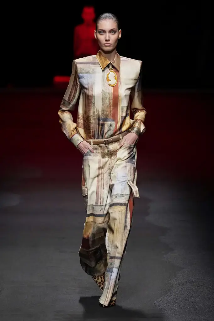 Milan Fashion Week: Roberto Cavalli Ready-to-Wear Fall/Winter 2025/26 - Fire, Metal, and Ancient Echoes - Image 10
