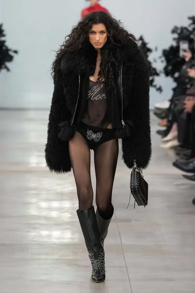 Blumarine Unleashes Dark Romance for its Fall/Winter 2025/26 - Image 3