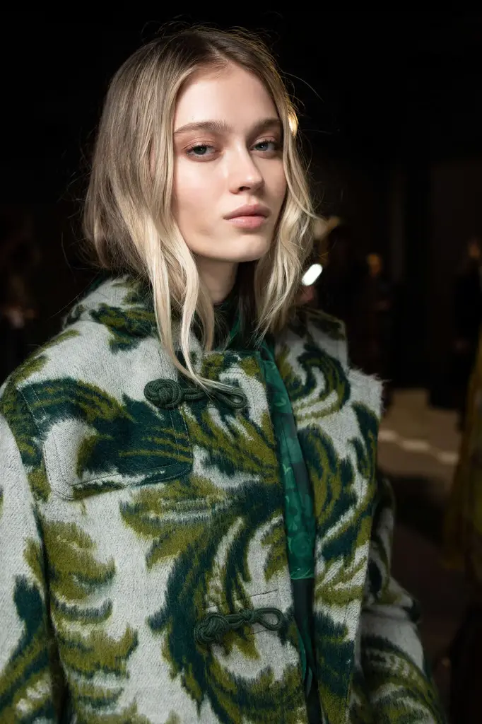Etro Fall/Winter 2025/26: a Modern Goddess Reborn - Primal Elegance and Raw Textures - Image 9