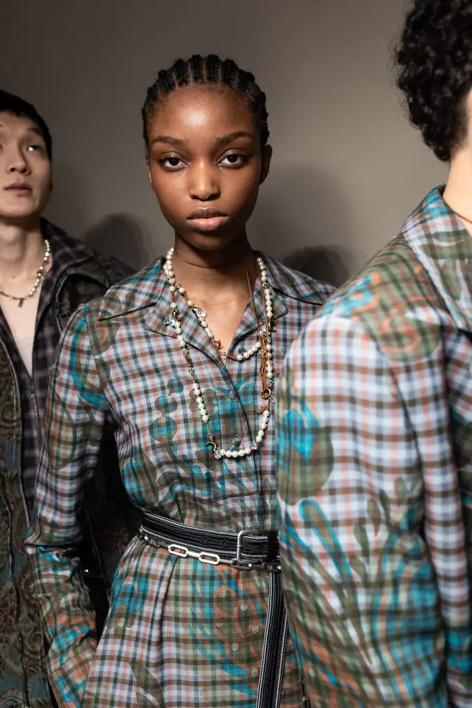 Etro Fall/Winter 2025/26: a Modern Goddess Reborn - Primal Elegance and Raw Textures - Image 10