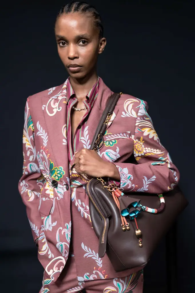 Etro Fall/Winter 2025/26: a Modern Goddess Reborn - Primal Elegance and Raw Textures - Image 11