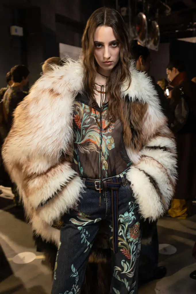 Etro Fall/Winter 2025/26: a Modern Goddess Reborn - Primal Elegance and Raw Textures - Image 14