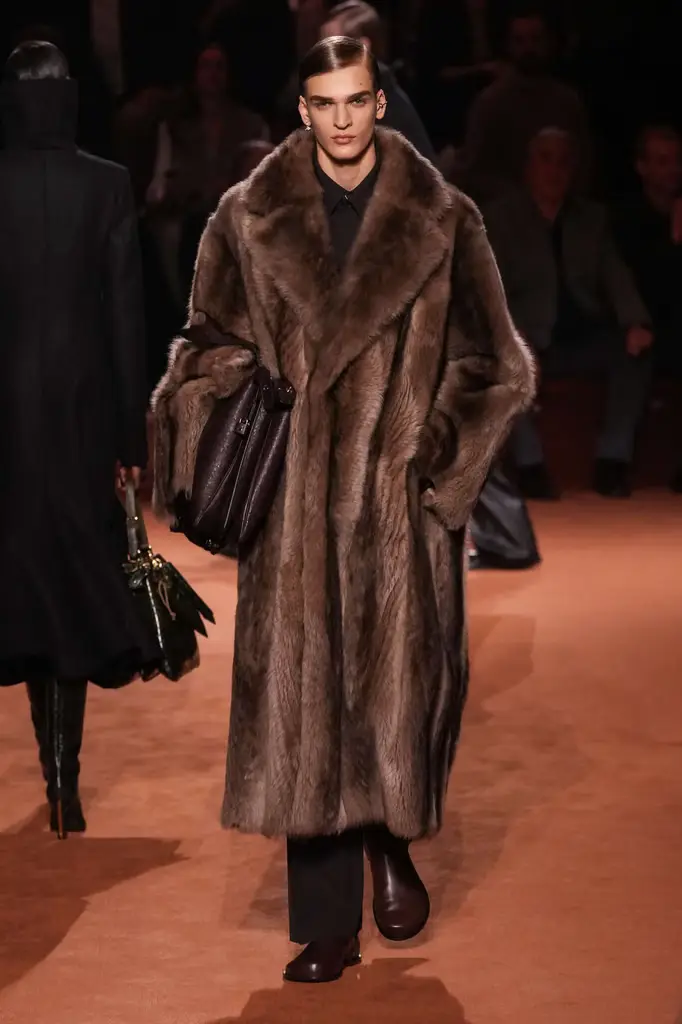 Fendi FW25 Celebrates 100 Years of Fashion with a Family-Led Show - Image 3