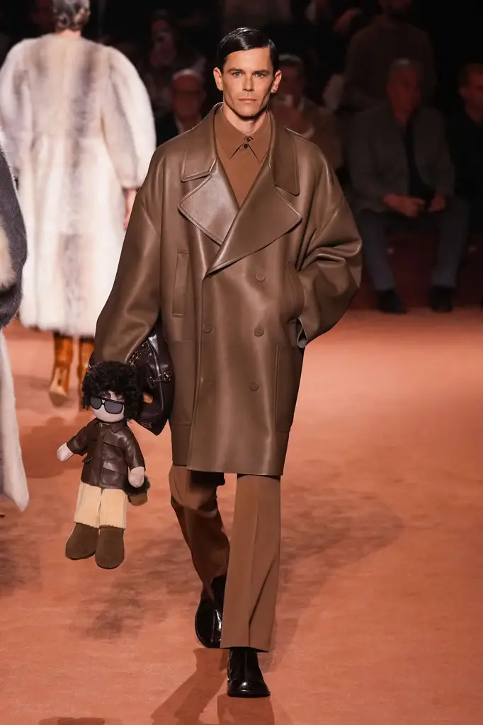Fendi FW25 Celebrates 100 Years of Fashion with a Family-Led Show - Image 7