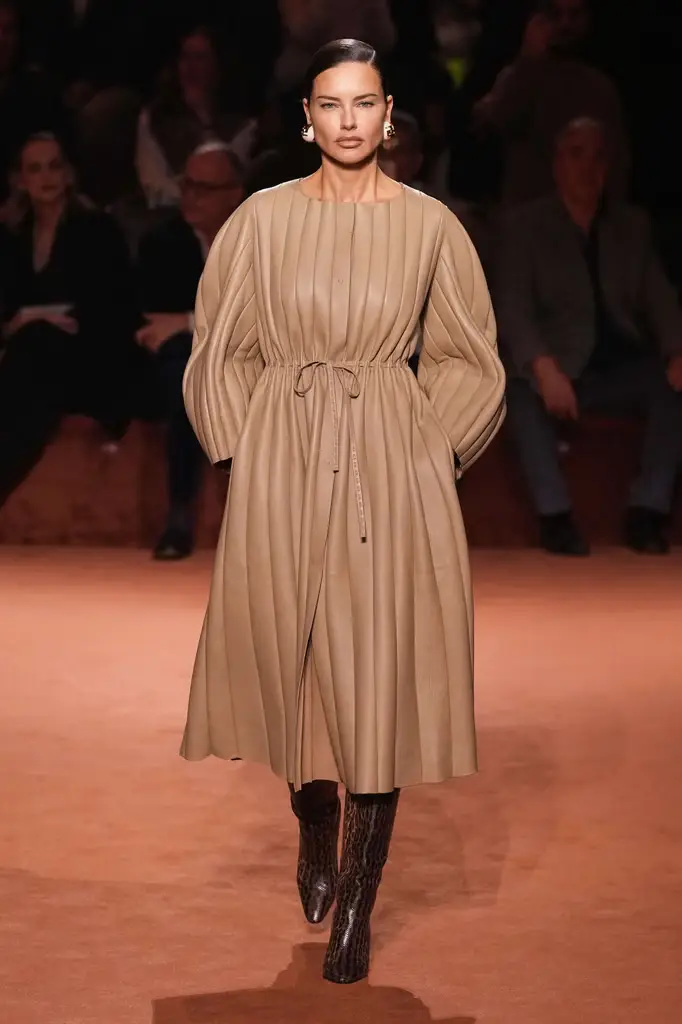Fendi FW25 Celebrates 100 Years of Fashion with a Family-Led Show - Image 4