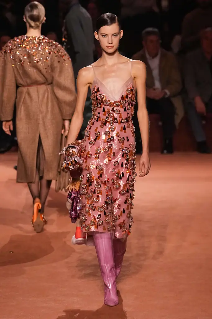 Fendi FW25 Celebrates 100 Years of Fashion with a Family-Led Show - The Power of Five: A Family Legacy - Image 12