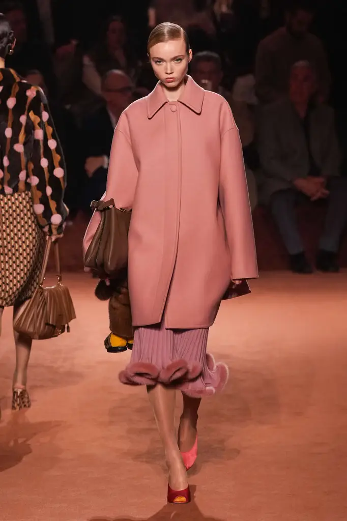 Fendi FW25 Celebrates 100 Years of Fashion with a Family-Led Show - The Power of Five: A Family Legacy - Image 9