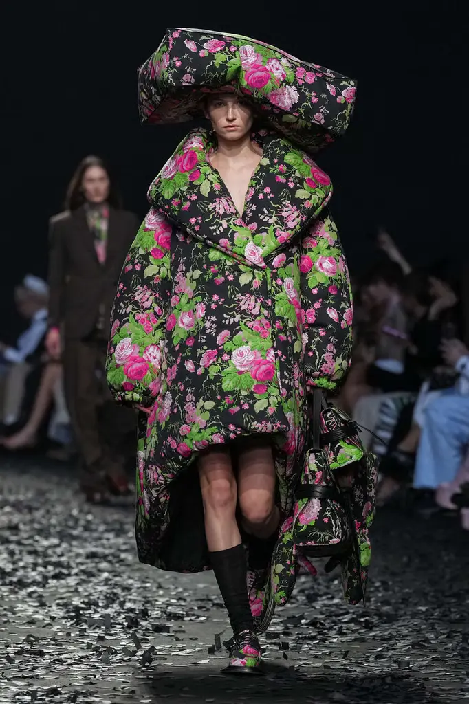 Moschino Fall/Winter 2025/26: Chaos, Couture, and the Art of Reinvention - Image 2