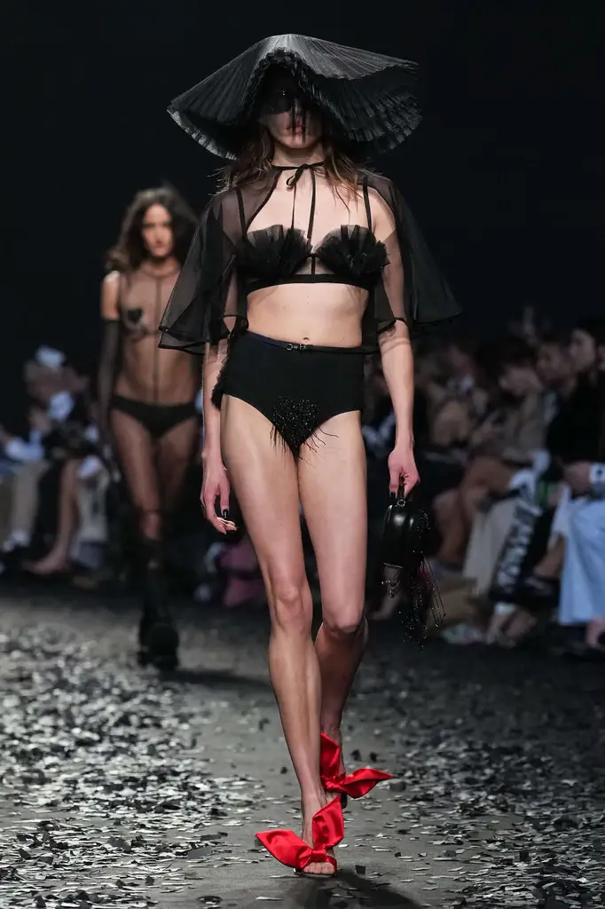 Moschino Fall/Winter 2025/26: Chaos, Couture, and the Art of Reinvention - Moschino Turns Whimsy Into Rebellion - Image 20