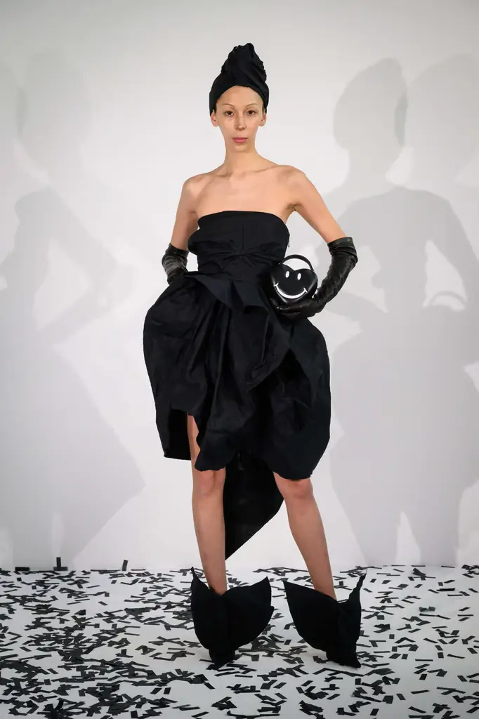 Moschino Fall/Winter 2025/26: Chaos, Couture, and the Art of Reinvention - Moschino Turns Whimsy Into Rebellion - Image 14