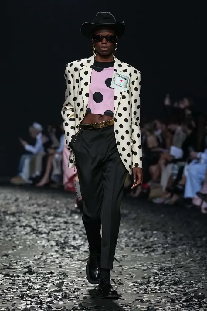 Moschino Fall/Winter 2025/26: Chaos, Couture, and the Art of Reinvention - Moschino Turns Whimsy Into Rebellion - Image 17