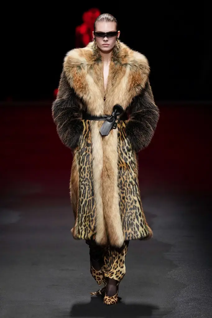 Milan Fashion Week: Roberto Cavalli Ready-to-Wear Fall/Winter 2025/26 - Fire, Metal, and Ancient Echoes - Image 11