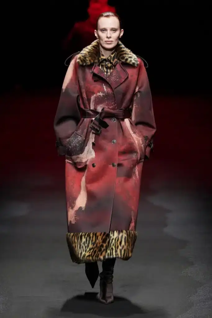 Milan Fashion Week: Roberto Cavalli Ready-to-Wear Fall/Winter 2025/26 - Fire, Metal, and Ancient Echoes - Image 7