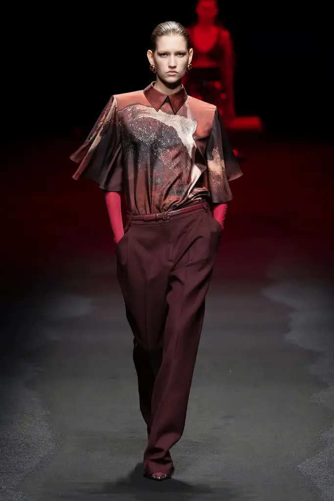 Milan Fashion Week: Roberto Cavalli Ready-to-Wear Fall/Winter 2025/26 - Fire, Metal, and Ancient Echoes - Image 5