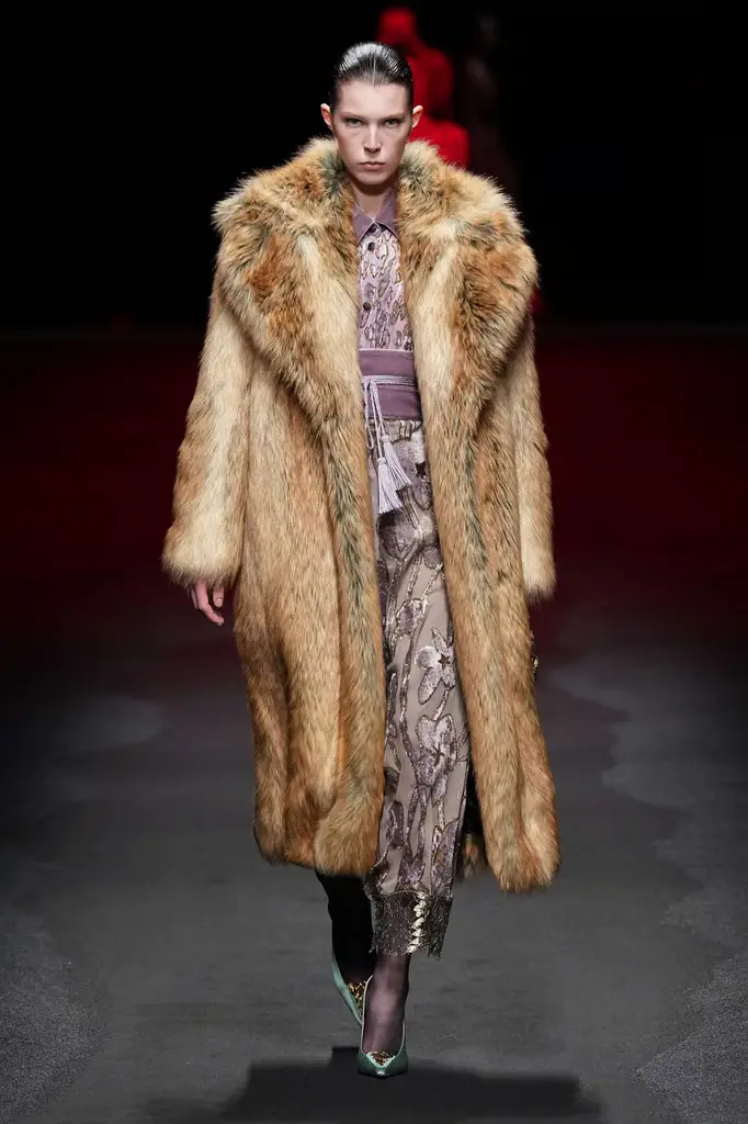 Milan Fashion Week: Roberto Cavalli Ready-to-Wear Fall/Winter 2025/26 - Fire, Metal, and Ancient Echoes - Image 6