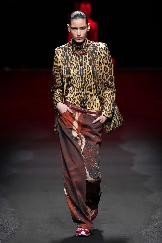 Milan Fashion Week: Roberto Cavalli Ready-to-Wear Fall/Winter 2025/26 - Fire, Metal, and Ancient Echoes - Image 8