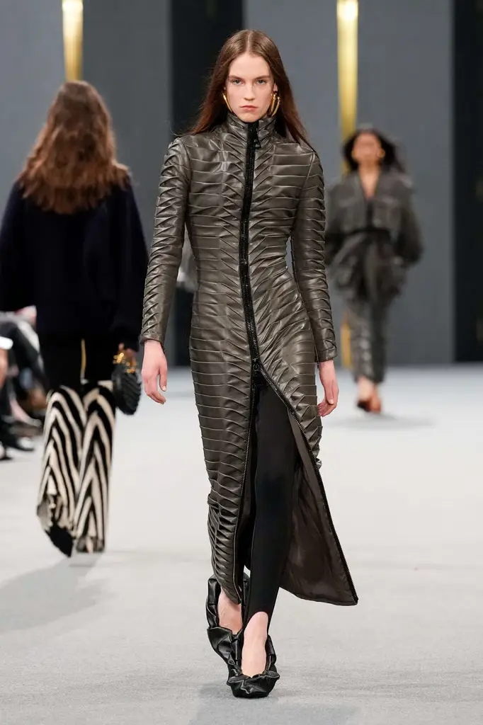 Balmain FW25: Cozy Chic With an Edge - Relaxed Yet Impactful - Image 13