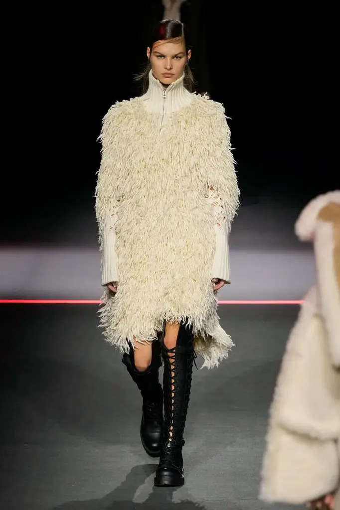 Dior FW25 RTW Brings Theatrical Tailoring to the Tuileries - A Theatrical Beginning - Image 8