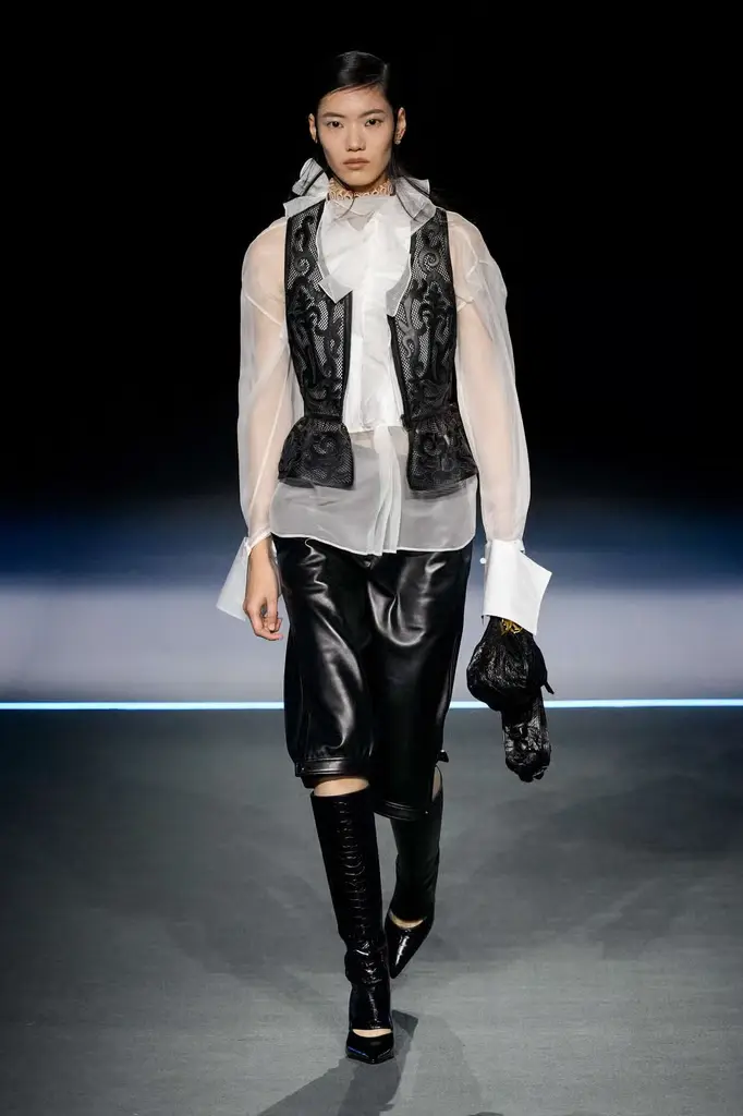 Dior FW25 RTW Brings Theatrical Tailoring to the Tuileries - A Theatrical Beginning - Image 7