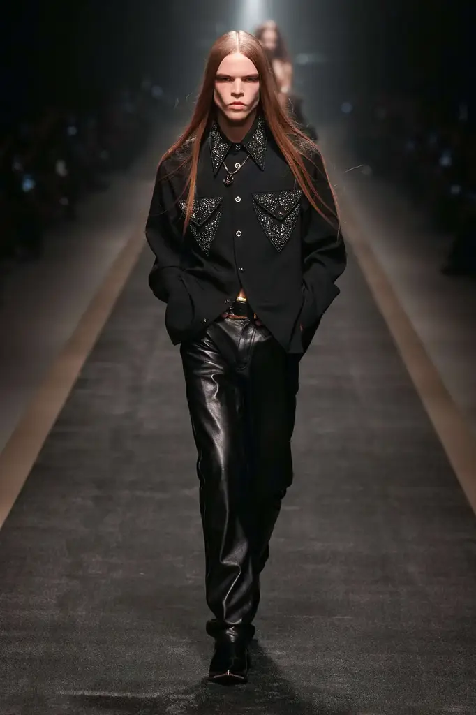 Versace Fall/Winter 2025/26: Baroque Power on the Tracks - Versace Menswear Inspired by Roman Art - Image 13