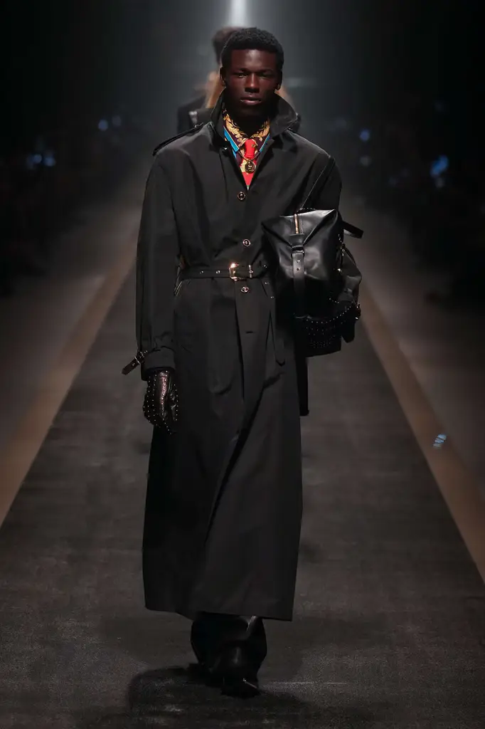 Versace Fall/Winter 2025/26: Baroque Power on the Tracks - Versace Menswear Inspired by Roman Art - Image 9