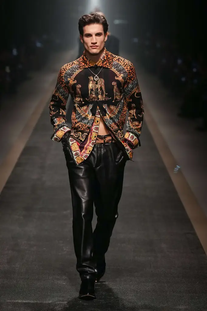 Versace Fall/Winter 2025/26: Baroque Power on the Tracks - Versace Menswear Inspired by Roman Art - Image 12