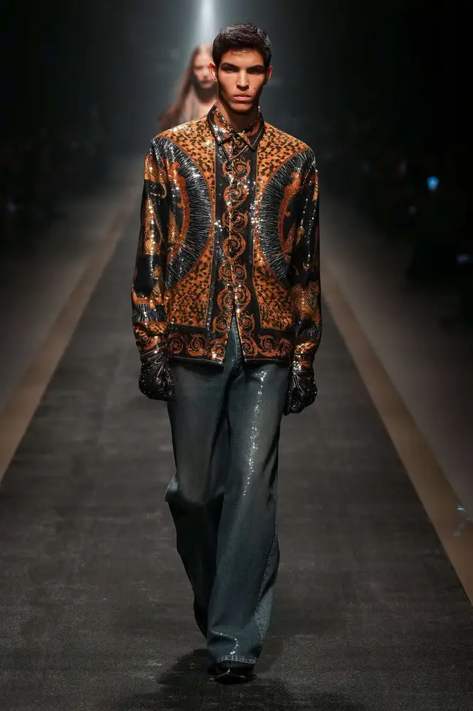 Versace Fall/Winter 2025/26: Baroque Power on the Tracks - Versace Menswear Inspired by Roman Art - Image 14