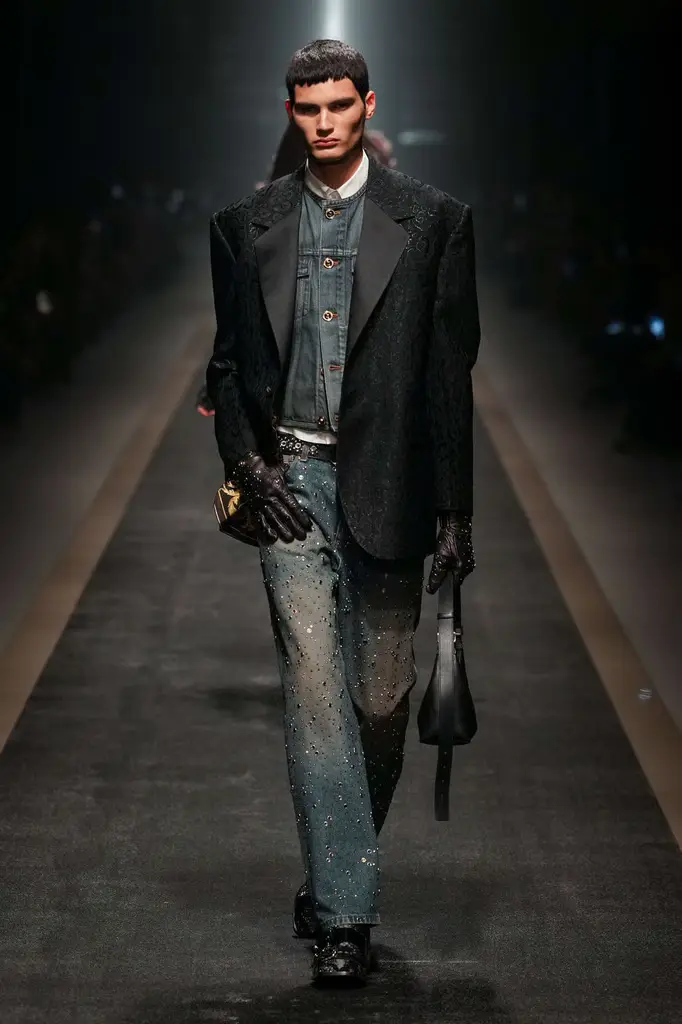 Versace Fall/Winter 2025/26: Baroque Power on the Tracks - Versace Menswear Inspired by Roman Art - Image 15