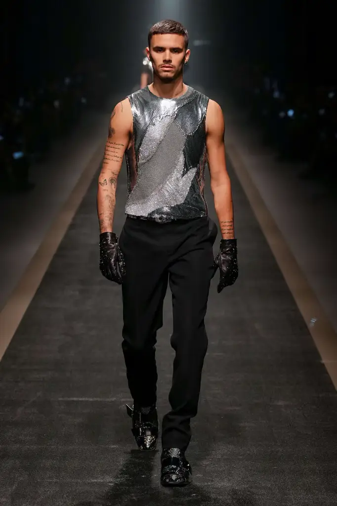 Versace Fall/Winter 2025/26: Baroque Power on the Tracks - Versace Menswear Inspired by Roman Art - Image 16
