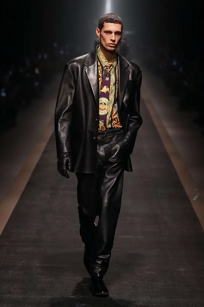 Versace Fall/Winter 2025/26: Baroque Power on the Tracks - Versace Menswear Inspired by Roman Art - Image 17