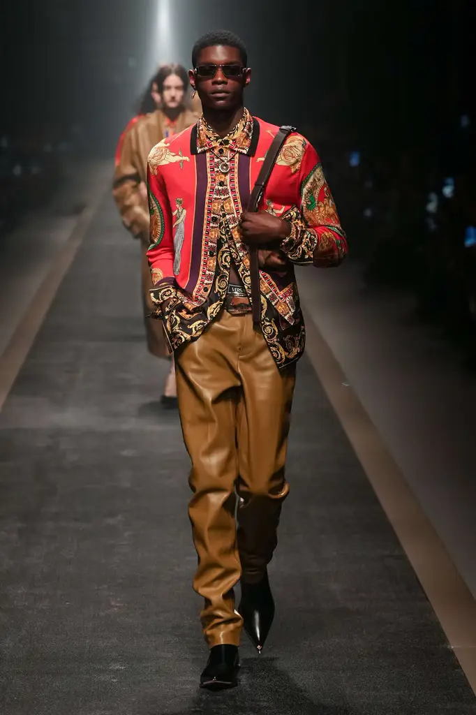 Versace Fall/Winter 2025/26: Baroque Power on the Tracks - Versace Menswear Inspired by Roman Art - Image 19