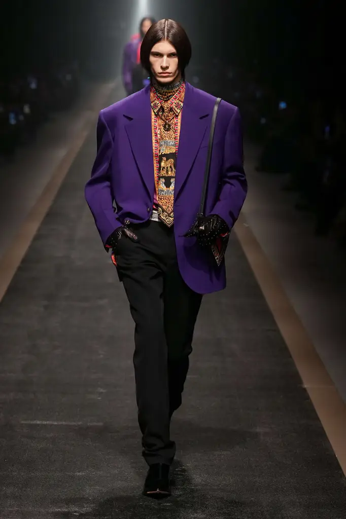 Versace Fall/Winter 2025/26: Baroque Power on the Tracks - Versace Menswear Inspired by Roman Art - Image 10