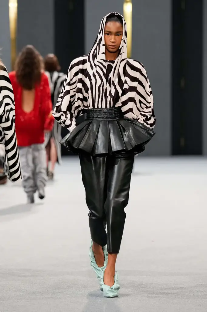 Balmain FW25: Cozy Chic With an Edge - Relaxed Yet Impactful - Image 23