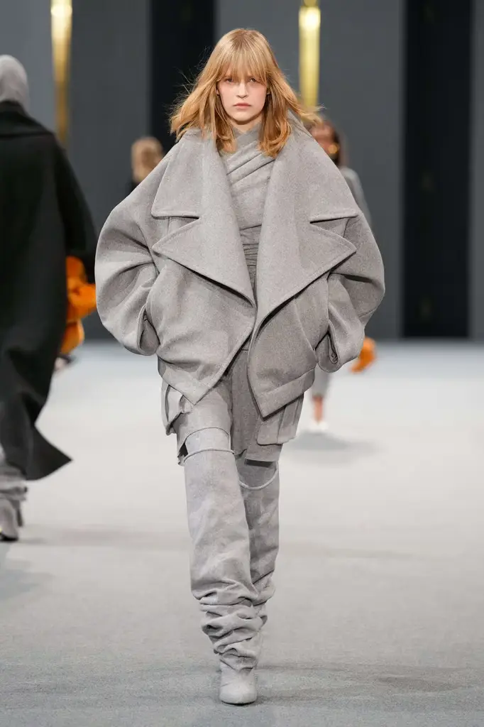 Balmain FW25: Cozy Chic With an Edge - Image 8