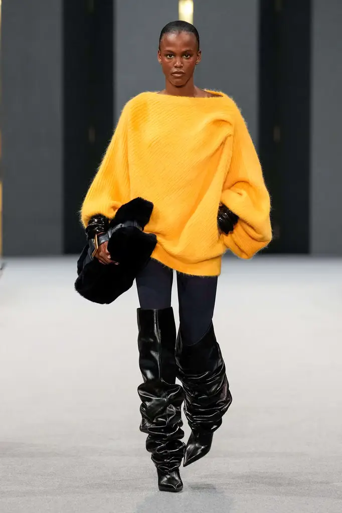 Balmain FW25: Cozy Chic With an Edge - Relaxed Yet Impactful - Image 10