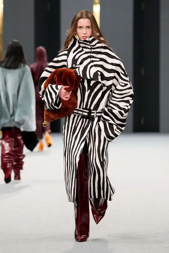 Balmain FW25: Cozy Chic With an Edge - Relaxed Yet Impactful - Image 9