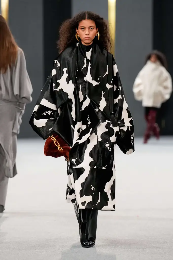 Balmain FW25: Cozy Chic With an Edge - Relaxed Yet Impactful - Image 14