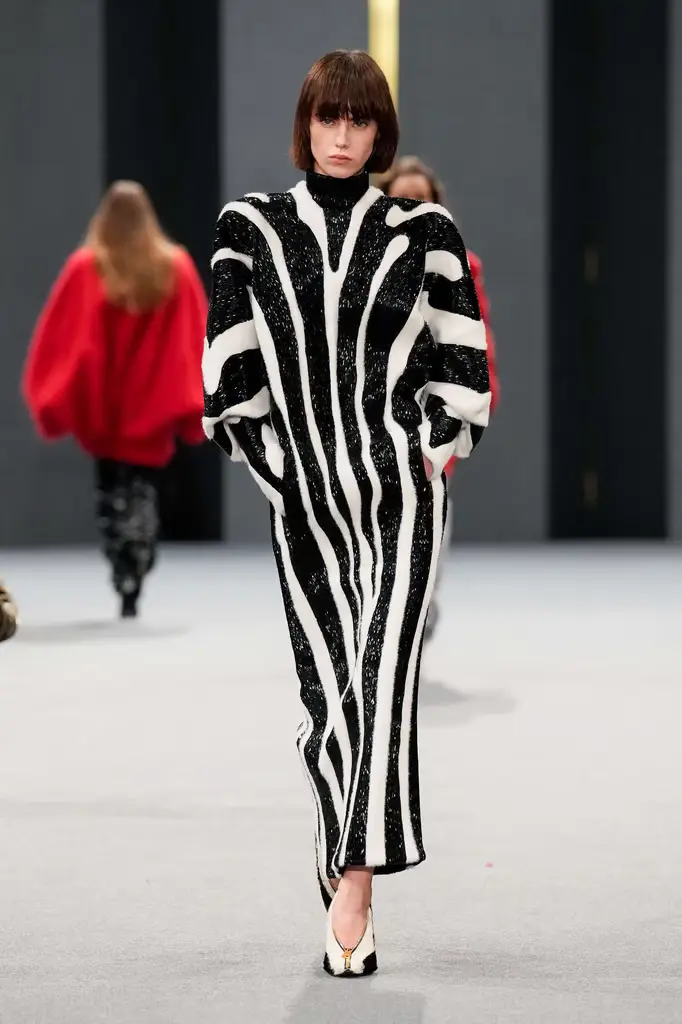 Balmain FW25: Cozy Chic With an Edge - Relaxed Yet Impactful - Image 15