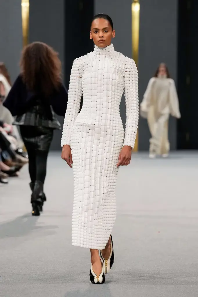 Balmain FW25: Cozy Chic With an Edge - Relaxed Yet Impactful - Image 16