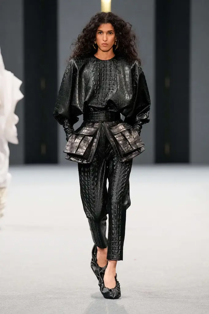 Balmain FW25: Cozy Chic With an Edge - Relaxed Yet Impactful - Image 19