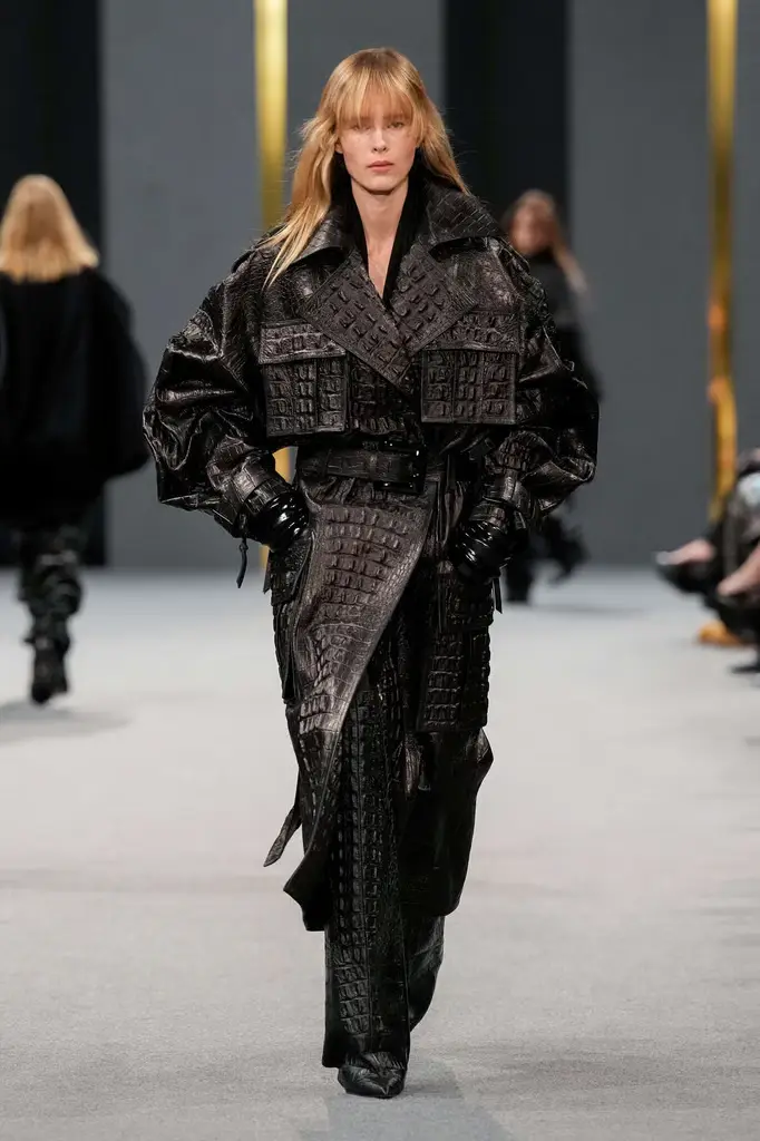 Balmain FW25: Cozy Chic With an Edge - Relaxed Yet Impactful - Image 18